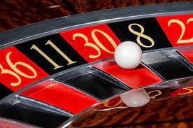 Meja Caribbean Stud Poker di postoto dengan dealer profesional