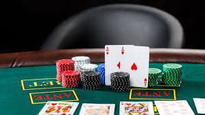 Kartu poker berkualitas tinggi di meja postoto